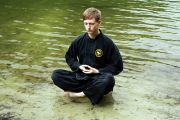 Michael meditiert im Wasser